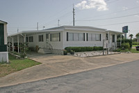 Lake Blue Mobile Home Park in Auburndale, FL - Foto de edificio - Building Photo