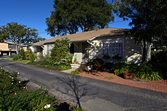 879 Roble Ave in Menlo Park, CA - Building Photo - Building Photo