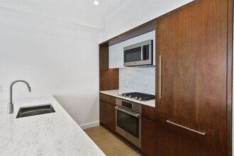 75 Park Ln S-Unit -305 in Jersey City, NJ - Building Photo - Building Photo