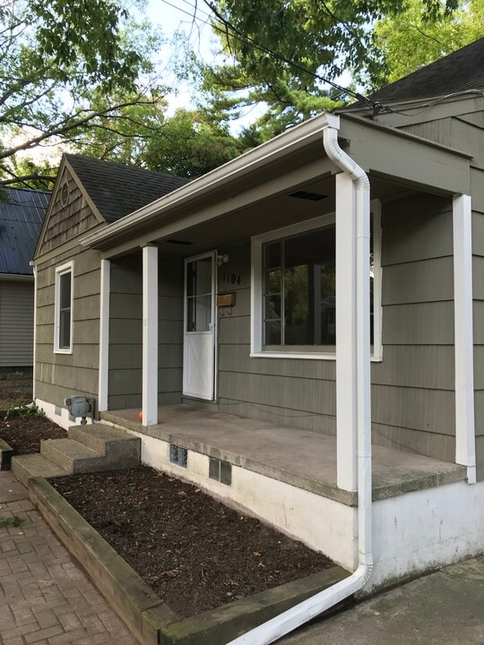 1104 Dakin St in Lansing, MI - Building Photo