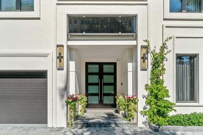 250 NE Mizner Blvd in Boca Raton, FL - Foto de edificio - Building Photo