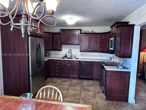 381 NW 45th St in Fort Lauderdale, FL - Foto de edificio - Building Photo