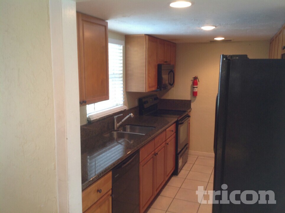 3642 Dover Dr, Unit 205 in Sarasota, FL - Building Photo