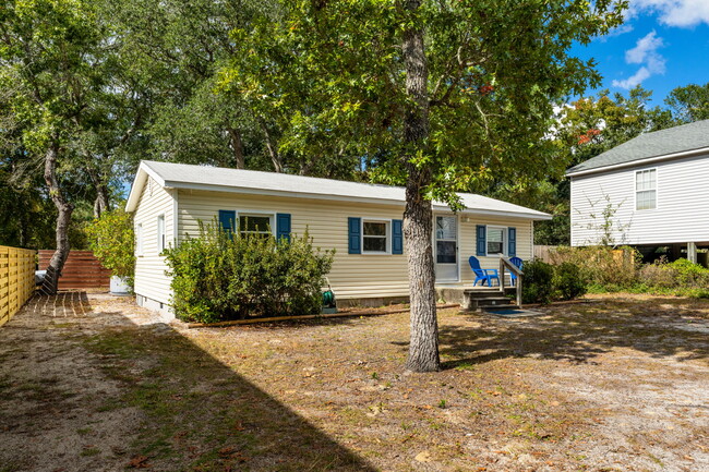 141 NE 15th St in Oak Island, NC - Foto de edificio - Building Photo