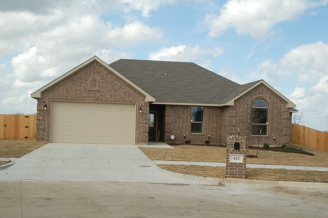 412 Centennial Ave in Ennis, TX - Building Photo