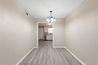 233 W Tri Oaks Ln in Houston, TX - Building Photo - Building Photo