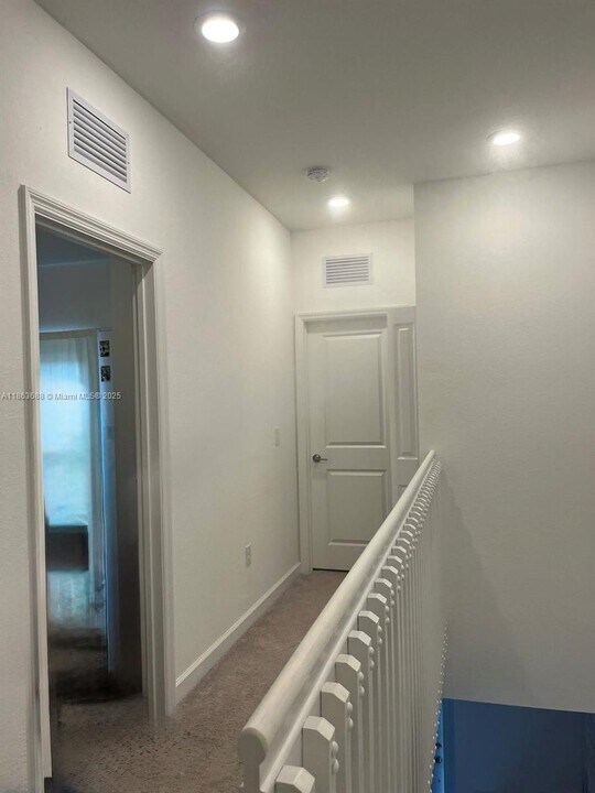 947 NE 211th St in North Miami Beach, FL - Building Photo