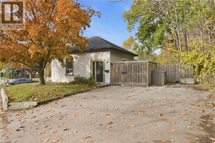 51 York Rd in Dundas, ON - Building Photo