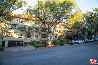 1203 N Sweetzer Ave in West Hollywood, CA - Foto de edificio - Building Photo