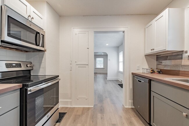 property at 923 E Loren St