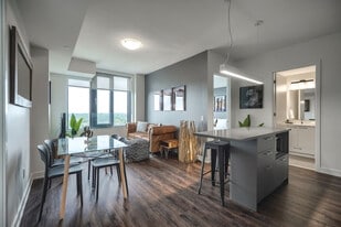 6570 Glen Erin Dr in Mississauga, ON - Building Photo