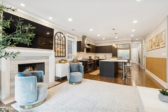 637 W Melrose St in Chicago, IL - Building Photo - Building Photo