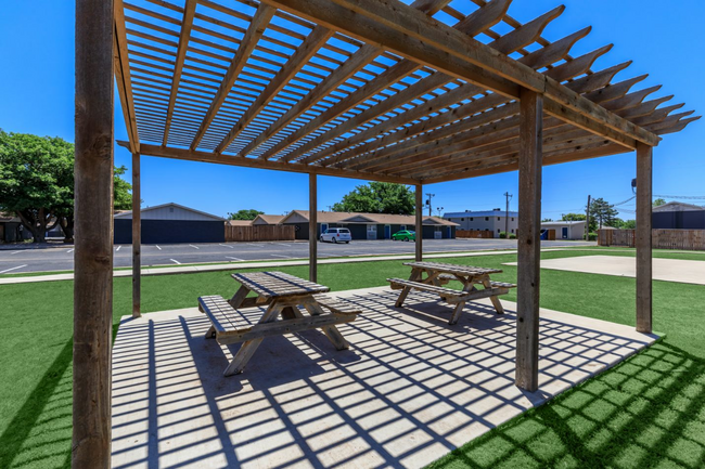 Oak Creek Apartments in Lubbock, TX - Foto de edificio - Building Photo