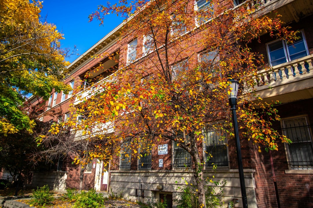 University Row in Milwaukee, WI - Foto de edificio