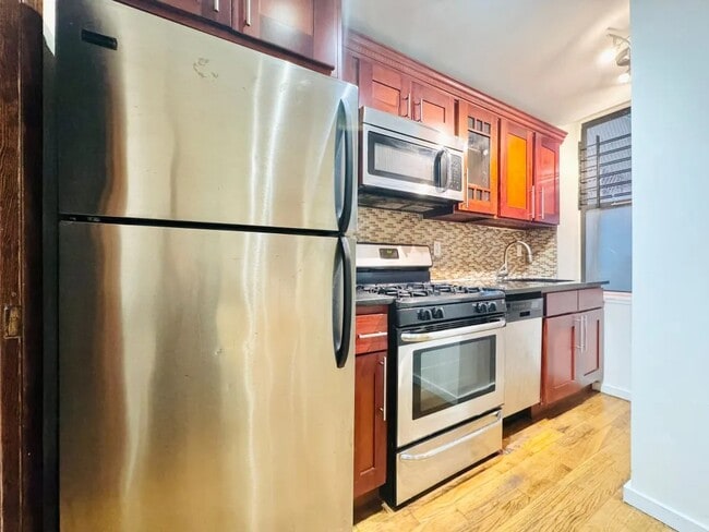 Furnished room/NOT APARTMENT in Brooklyn, NY - Foto de edificio - Building Photo
