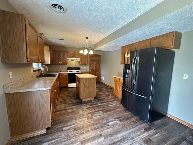 2400 Hardwood Rd in Marshfield, MO - Building Photo - Building Photo