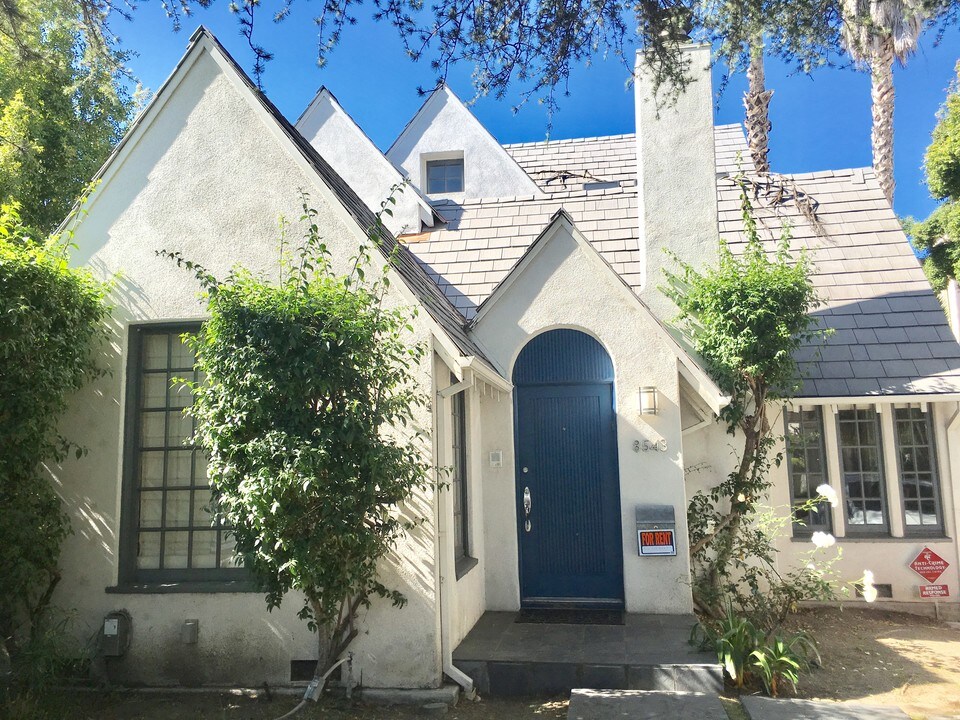 8543 Clifton Way in Beverly Hills, CA - Building Photo