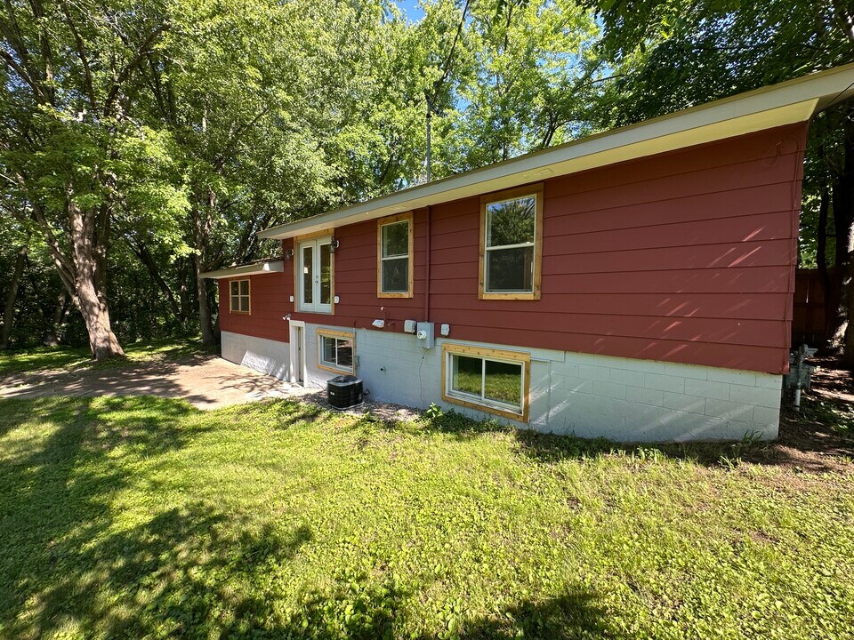 318 16th Ave W, Unit B in Menomonie, WI - Building Photo