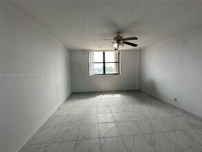 2450 NE 135th St in North Miami, FL - Foto de edificio - Building Photo