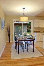 8004 Talbot Rd in Edmonds, WA - Foto de edificio - Building Photo