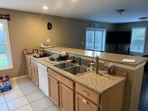 9 Batmanuel Ln in Milford, ME - Foto de edificio - Building Photo