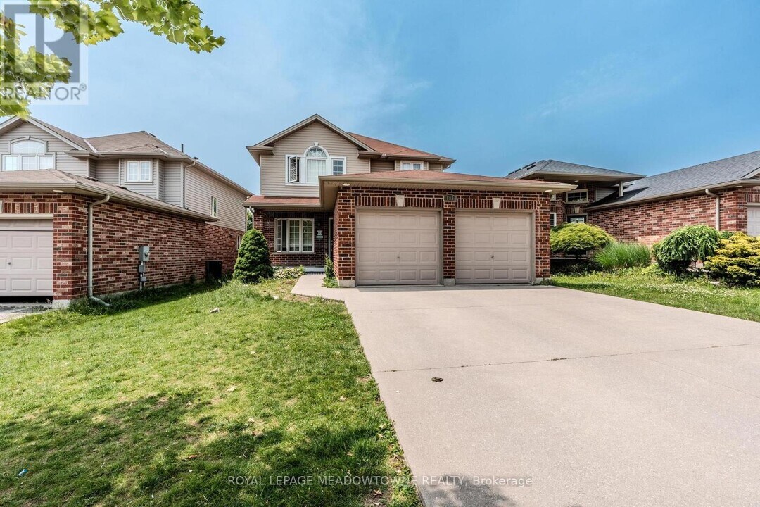 893 Bitterbush Crescent in London, ON - Building Photo