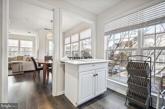 337 Fallsgrove Dr, Unit B in Rockville, MD - Building Photo - Building Photo