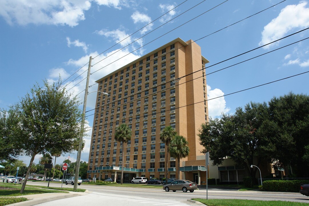 College Arms Towers - Senior Community +62 in DeLand, FL - Foto de edificio