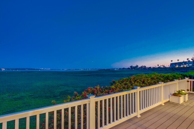 3997 Crown Point Dr, Unit V33 in San Diego, CA - Building Photo - Building Photo