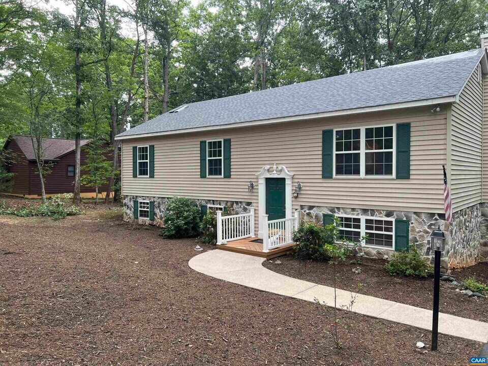 7 S Bearwood Dr in Palmyra, VA - Building Photo