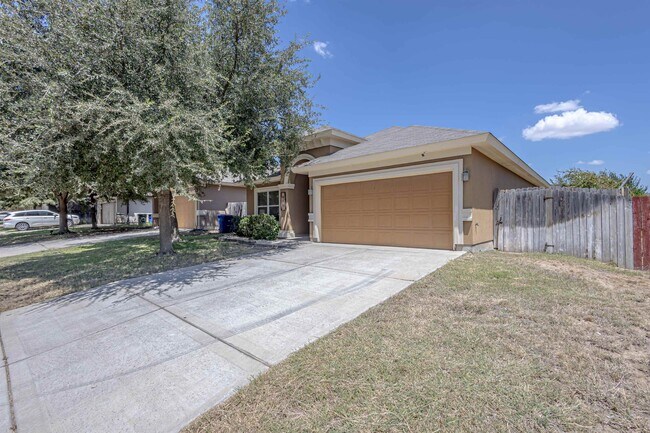 618 Crackle Grove Dr in Laredo, TX - Building Photo - Building Photo