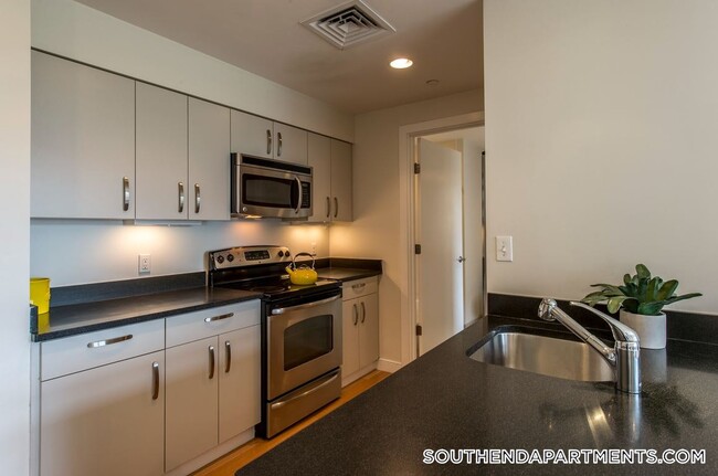601 Albany St in Boston, MA - Building Photo - Building Photo