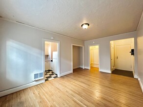 Melcliff Apartments in Portland, OR - Building Photo - Interior Photo