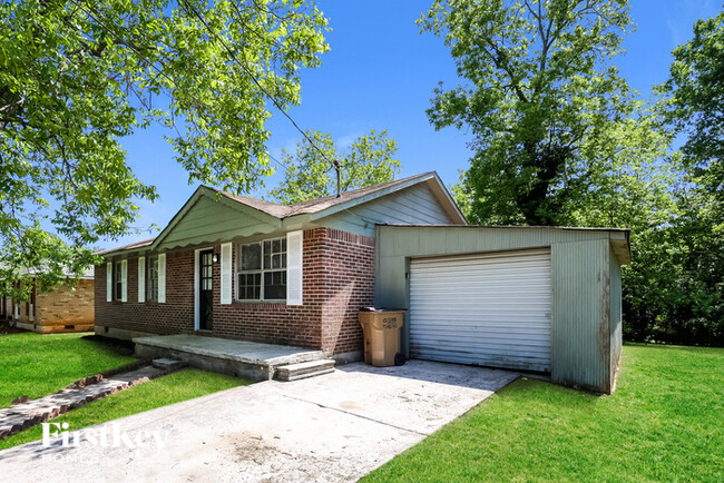 8263 Kendrick Rd in Jonesboro, GA - Building Photo - Building Photo