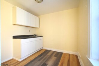 148 Chancellor Ave-Unit -D8 in Newark, NJ - Foto de edificio - Building Photo