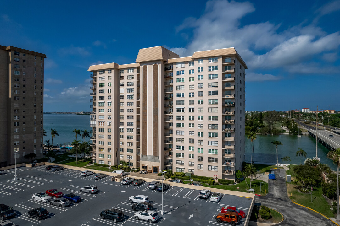 Hampshire House in St. Petersburg, FL - Foto de edificio