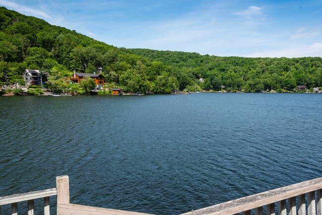 88 E Shore Rd in Washington, CT - Building Photo - Building Photo