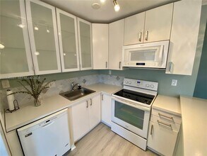 2716 NE 30th Pl in Fort Lauderdale, FL - Foto de edificio - Building Photo