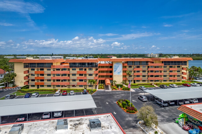 Bay Mariner in Indian Shores, FL - Foto de edificio - Building Photo