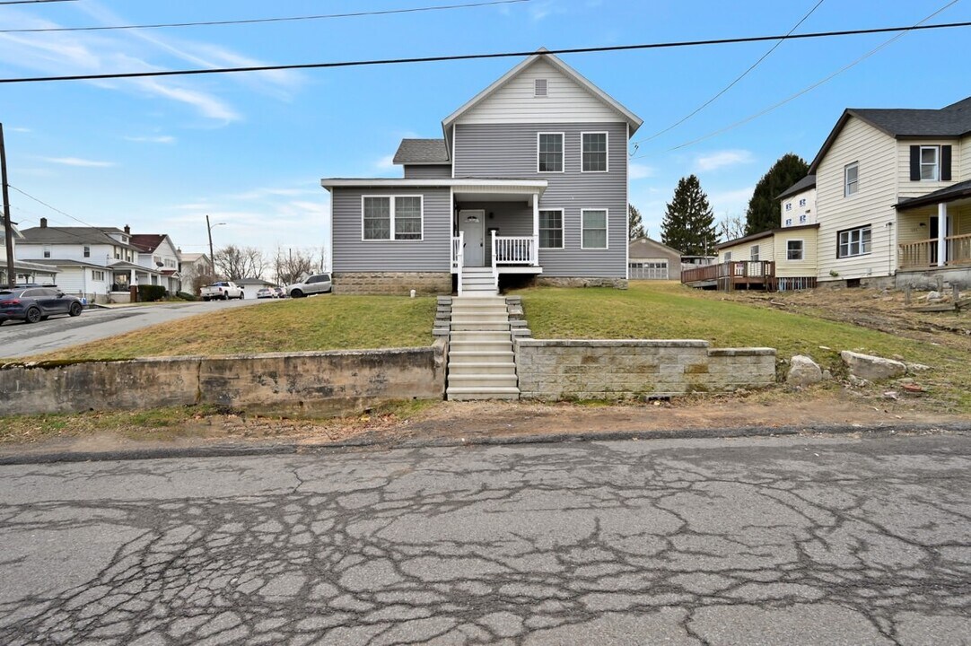 127 W Line St in Olyphant, PA - Building Photo