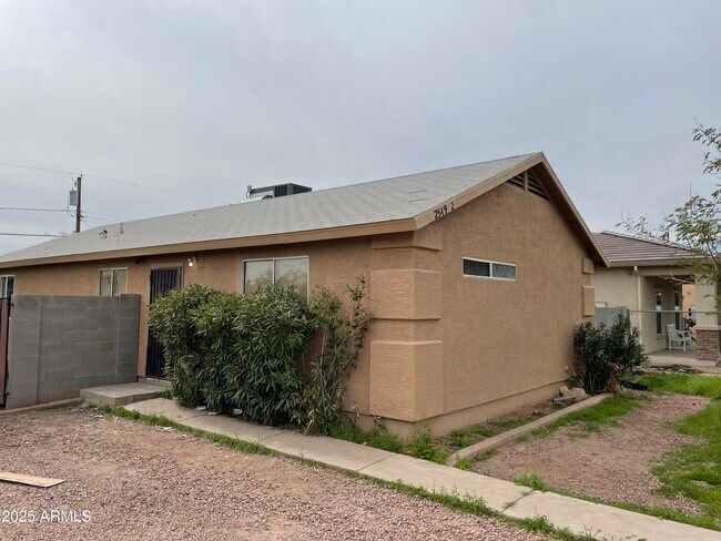 2549 E Chipman Rd in Phoenix, AZ - Building Photo - Building Photo