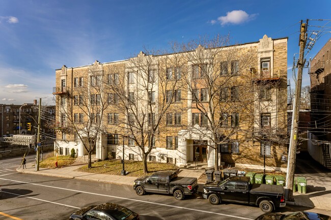 5275 De La Côte-Saint-Luc Ch in Montréal, QC - Building Photo - Building Photo