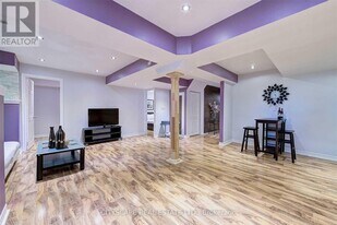 7091 Benjamin Ct in Mississauga, ON - Building Photo