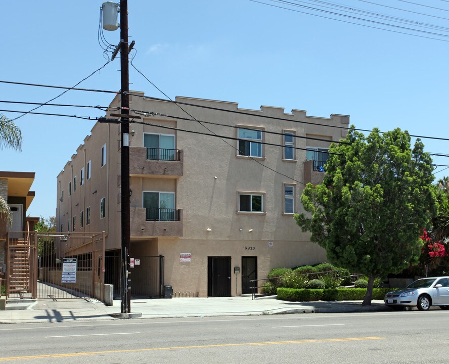 6910 Woodley Ave in Van Nuys, CA - Foto de edificio