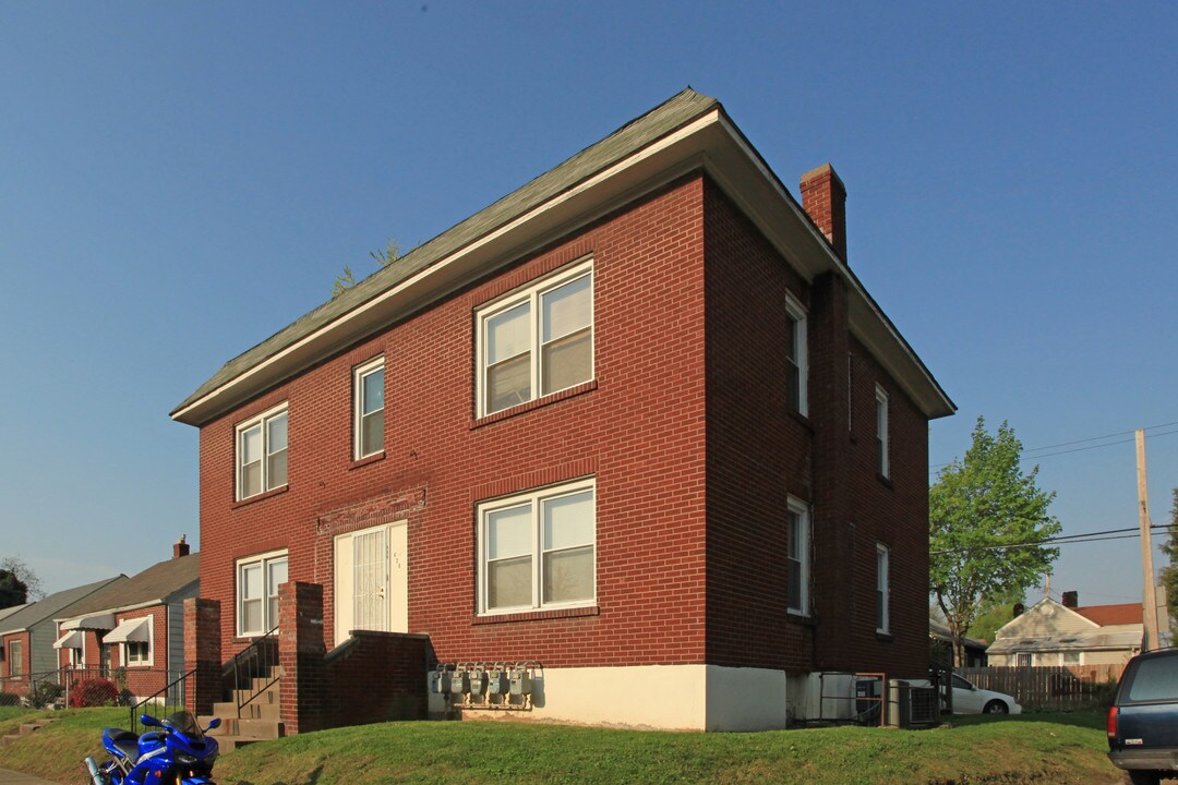 628 Madelon Ct in Louisville, KY - Foto de edificio