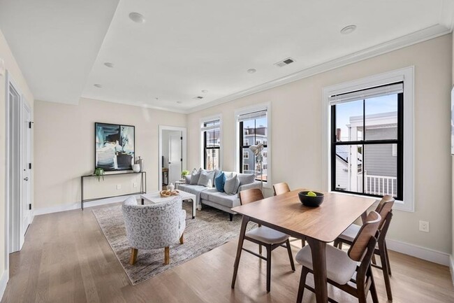 303 Maverick St, Unit 1 in Boston, MA - Foto de edificio - Building Photo