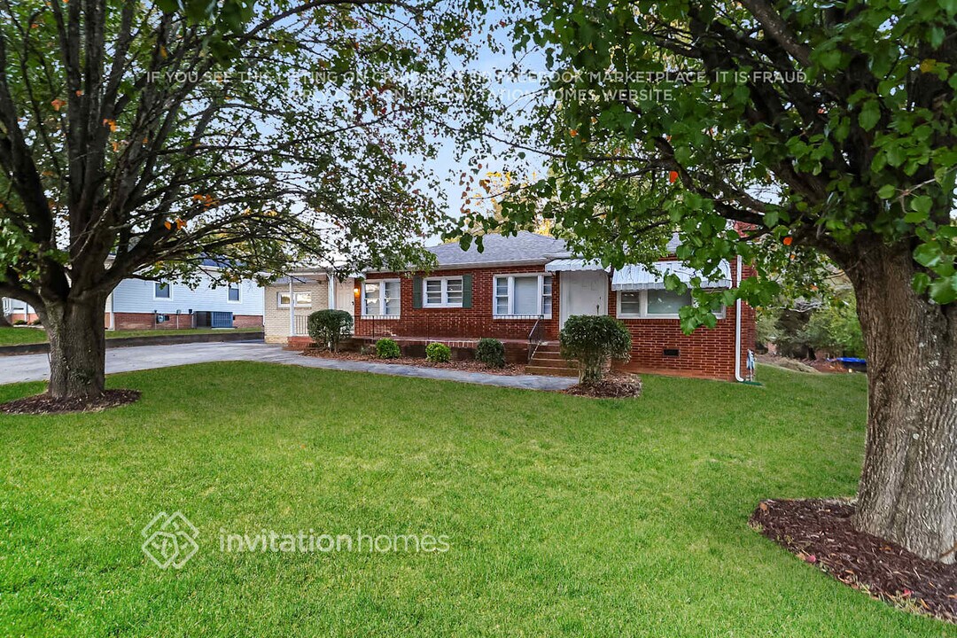 2209 Ln St in Kannapolis, NC - Foto de edificio