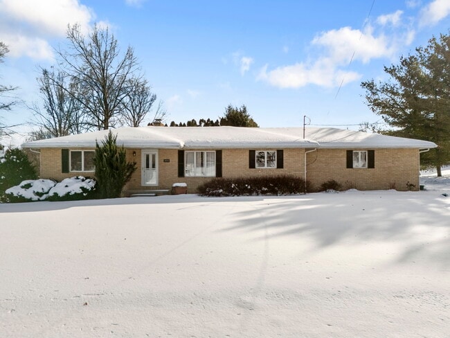 1914 Raber Rd in Uniontown, OH - Foto de edificio - Building Photo