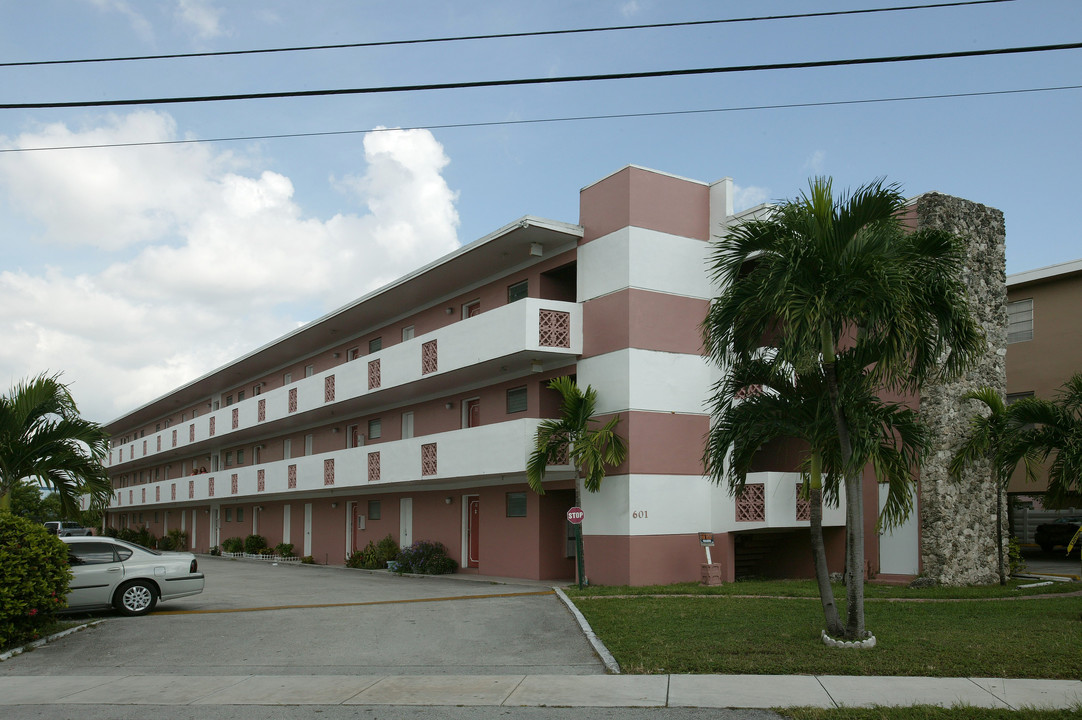 601 S Royal Poinciana Blvd in Miami, FL - Building Photo