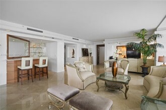 19355 Turnberry Way in Miami, FL - Foto de edificio - Building Photo